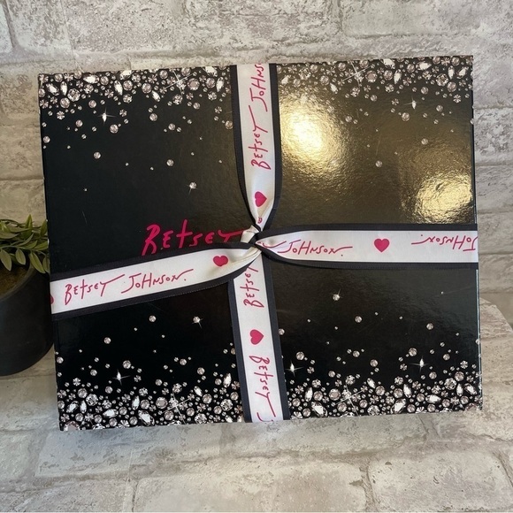 Nwt BETSEY JOHNSON 2 Piece Hat and Card Case Wallet Gift Set Pink & Black - Picture 2 of 6